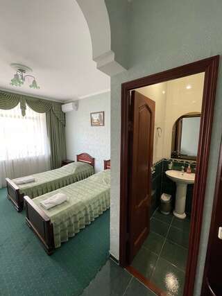 Гостиница Морской Бриз Сочи Двухместный номер с 2 отдельными кроватями и балконом-2