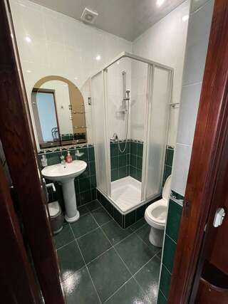 Гостиница Морской Бриз Сочи Двухместный номер с 2 отдельными кроватями и балконом-3