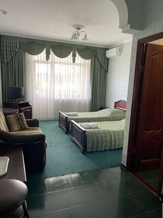 Гостиница Морской Бриз Сочи Двухместный номер с 2 отдельными кроватями и балконом-1