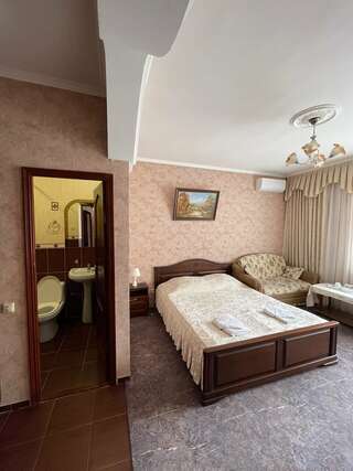 Гостиница Морской Бриз Сочи Люкс с видом на бассейн-2