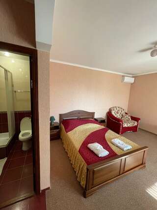 Гостиница Морской Бриз Сочи Семейный двухместный номер с 1 кроватью-2