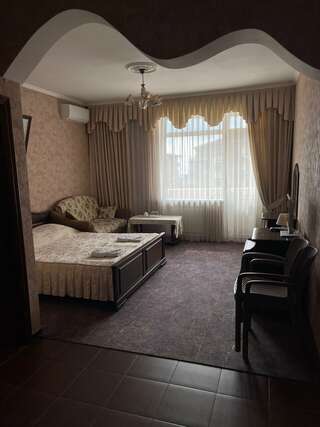 Гостиница Морской Бриз Сочи Люкс с видом на бассейн-1